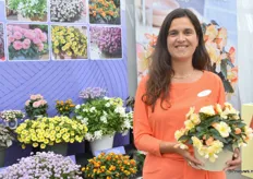 Ann Jennen met de winnaar van vorig jaar, de Begonia Iconia Aroma Peach van Dummen Orange.